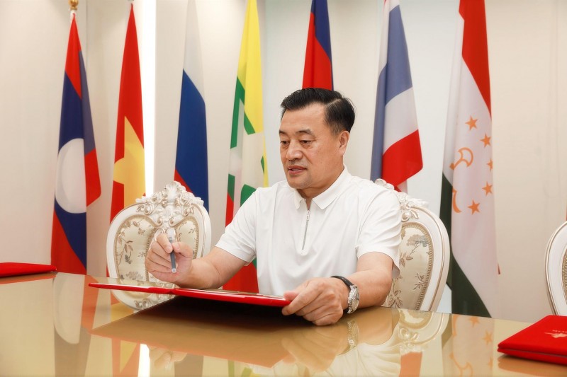 郎百忠主席荣获高级经济师职称，彰显专业实力与不懈追求