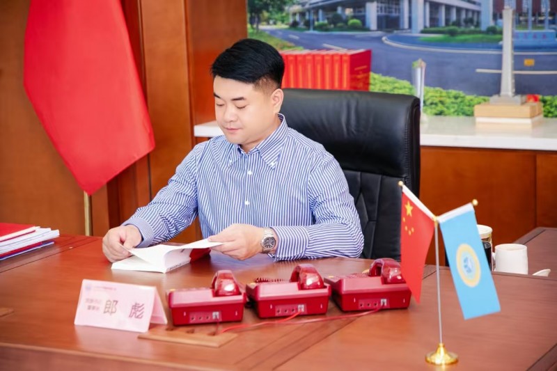 郎彪荣获高级经济师，为能源产业发展注入新动力